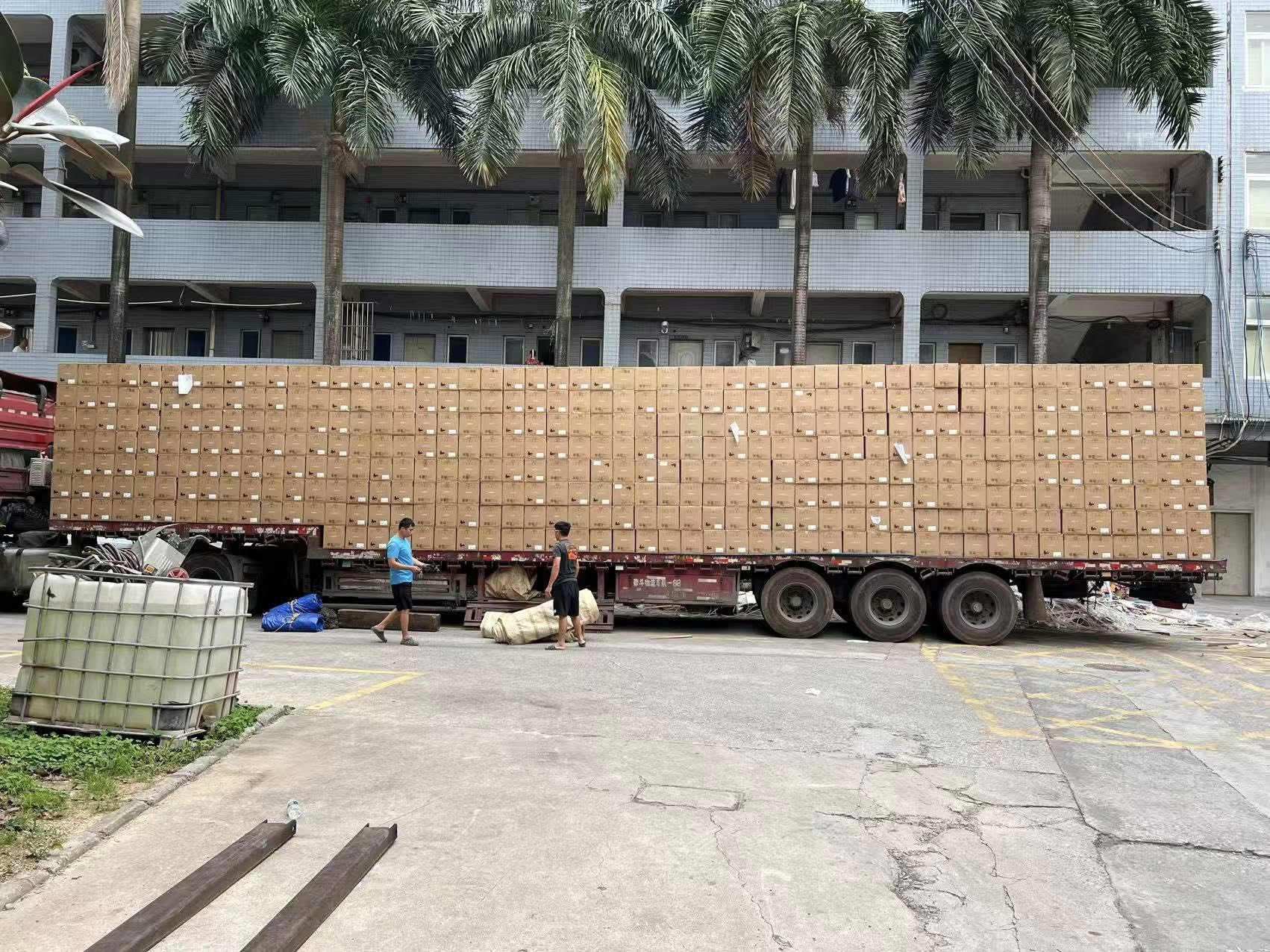 Xe công ten nơ chở mova về kho của junjin store